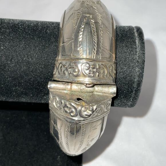 VTG SILVER TONE METAL OVER BRASS ETCHED NEPALESE BANGLE BRACELET HINGE CLASP - Picture 4 of 13